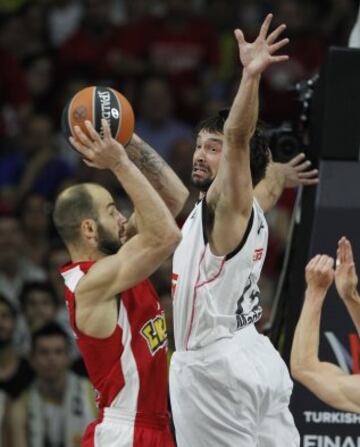 La batalla entre Sergio Llull y Spanoulis (de rojo) la acabó ganando el madridista.