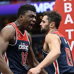 Los Angeles Lakers sign Washington Wizards center Thomas Bryant to one year deal