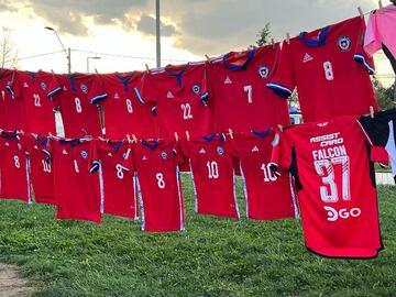 Este es el ambiente dentro y fuera del estadio Monumental de Santiago previo la juego Chile - Colombia por las Eliminatorias rumbo al Mundial.