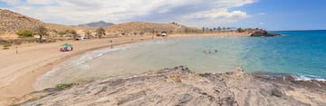 Una de las playas más famosas y mejor equipadas con la etiqueta de espacio natural es la de Percheles, a medio camino entre Bolnuevo a Calnegre. Es una antigua playa nudista cada vez más popular entre los turistas. Con un gran aparcamiento y un chiringuito, merece la pena visitar esta playa salvaje.