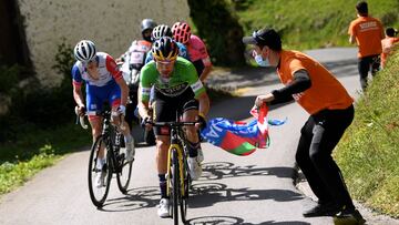 El ciclista esloveno Primoz Roglic rueda durante la sexta etapa de la Vuelta al Pa&iacute;s Vasco 2021, la Itzulia, entre Ond&aacute;rroa y el Alto de Arrate.