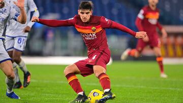 Gonzalo Villar maniobra durante un partido de la Serie A con la Roma.