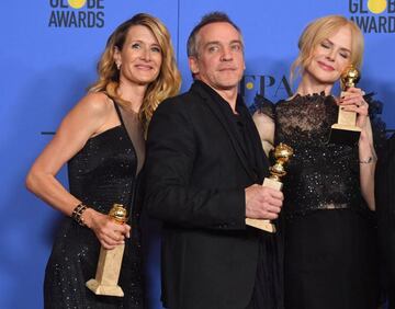 Jean-Marc Vall&eacute;e posa con Laura Dern y Nicole Kidman durante unos premios de la televisi&oacute;n.