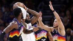 PHOENIX, ARIZONA - MARCH 13: LeBron James #6 of the Los Angeles Lakers passes while being defended by Devin Booker #1 and Deandre Ayton #22 of the Phoenix Suns during the second half at Footprint Center on March 13, 2022 in Phoenix, Arizona. NOTE TO USER: User expressly acknowledges and agrees that, by downloading and or using this photograph, User is consenting to the terms and conditions of the Getty Images License Agreement.   Chris Coduto/Getty Images/AFP
 == FOR NEWSPAPERS, INTERNET, TELCOS &amp; TELEVISION USE ONLY ==