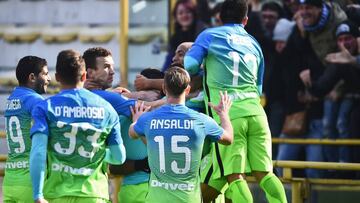 Los jugadores del Inter Milan celebran el gol de Gabriel Barbosa ante el Bolonia.