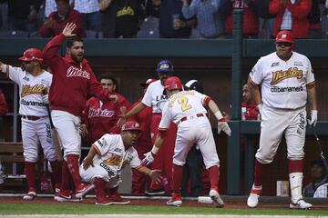 Los Diablos Rojos derrotaron 13-11 a los Tigres de Quinta Roo para clasificar a la final de la Zona Sur en la LMB. La afición vibró con la victoria de los locales.