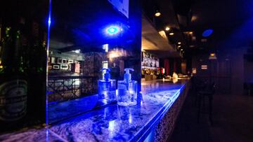 Gel desinfectante en una de las barras de una discoteca de Madrid.