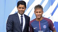 Neymar posa con el presidente del PSG Nasser Al-Khelaifi. 
