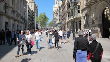 Gente, persona, personas, paseando, paseo, familia, familias, compras, fin de semana, catalanes, turistas, turismo, calle, calles