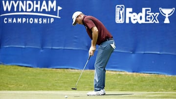 Russell Henley golpea una bola durante la primera jornada del Wyndham Championship en el Sedgefield Country Club de Greensboro, North Carolina.