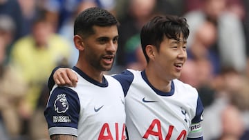 London (United Kingdom), 24/08/2024.- Tottenham Hotspur's Cristian Romero (L) celebrates scoring the 3-0 goal with his teammate Heung-Min Son during the English Premier League soccer match of Tottenham Hotspur against Everton FC, in London, Britain, 24 August 2024. (Reino Unido, Londres, Roma) EFE/EPA/NEIL HALL