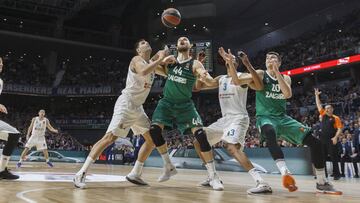 Felipe Reyes lucha por el rebote con Kavaliauskas durante el Real Madrid-Zalgiris.