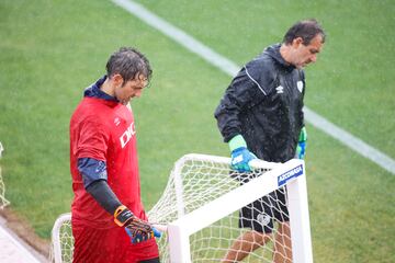 Diego López en un entrenamiento junto a Pedro Moncayo, el preparador de porteros.