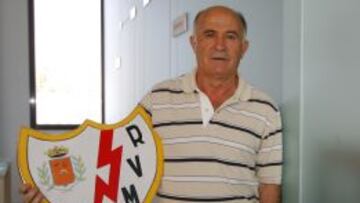 Felines posa para AS con el escudo del Rayo.