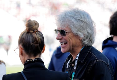 El cantante Jon Bon Jovi se dejó ver por el terreno de juego antes del partido.