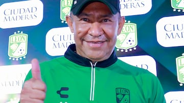 MEX4129. LEÓN (MÉXICO), 29/09/2025.- El nuevo técnico del club León, Ignacio Ambriz, posa durante su presentación este lunes, en León (México). El León del fútbol mexicano anunció el regreso del entrenador Ignacio Ambriz al banquillo del equipo en el que milita el colombiano James Rodríguez. EFE/ Luis Ramírez