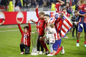 Fernando Torres con sus hijos.