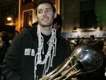 Rudy Fernández con la Copa del Rey de 2008 ganada con el Joventut de Badalona.