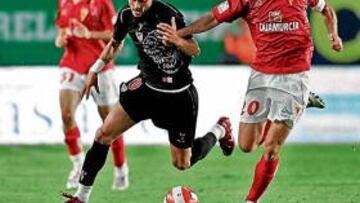 <b>REFRESCO. </b>Yeste se escapa en una acción de Richi.