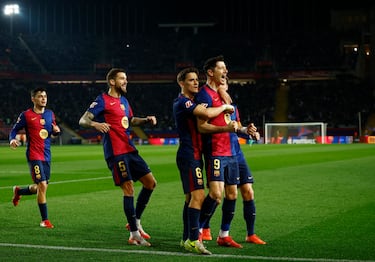 1-0. Robert Lewandowski celebra el tanto que anota de penalti con sus compañeros.