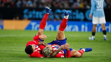 Los jugadores del del Atlético de Madrid Antoine Griezmann y Ángel Correa durante el Celta-Atlético.