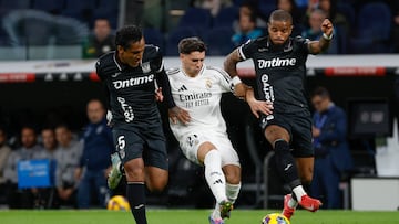 Madrid (Spain), 29/03/2025.- Real Madrid's Brahim Diaz (C) vies for the ball against Leganes's Renato Tapia (L) and Valentin Rosier, during LaLiga soccer match between Real Madrid and Leganes at Santiago Bernabeu Stadium in Madrid, Spain, 29 March 2025. (España) EFE/EPA/JJ. Guillen