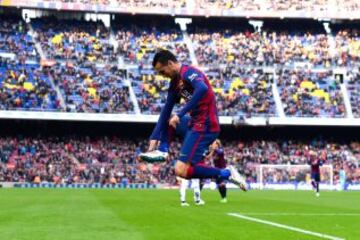 El delantero del FC Barcelona Pedro Rodríguez celebra el gol que ha marcado ante el Córdoba, el primero del equipo, durante el partido correspondiente a la decimosexta jornada de Liga que disputan en el estadio Camp Nou de Barcelona. 