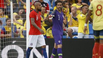 ******COBERTURA ESPECIAL, DISPONIBLE SOLO PARA CLIENTES ESPECIALMENTE ABONADOS*******  Futbol, Colombia vs Chile.  Partido amistoso 2019.  Los jugadores de la seleccion chilena Arturo Vidal y Claudio Bravo son fotografiados durante el partido amistoso contra Colombiana disputado en el estadio Jose Rico Perez de Alicante, Espana.  12/10/2019  Andres Pina/Photosport   Football, Colombia vs Chile.  Friendly match 2019.  Chile's players Arturo Vidal and Claudio Bravo are pictured during the friendly match against Colombia held at the Jose Rico Perez stadium in Alicante, Spain.  12/10/2019  Andres Pina/Photosport