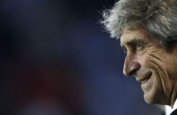 El t&eacute;cnico Manuel Pellegrini, sonr&iacute;e en el banquillo de Dortmund.