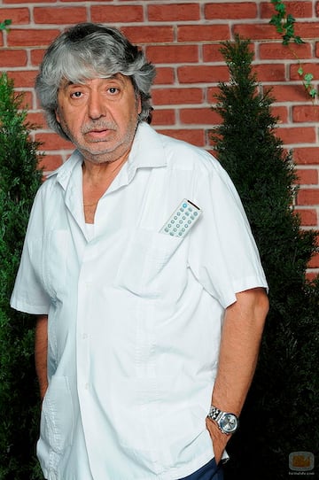 El 迆ltimo personaje fijo en morir. Interpretado por Ricardo Arroyo, fue un fijo de la serie durante las 15 primeras temporadas, aunque su personaje perdi車 protagonismo al trasladarse de Montepinar. Falleci車 de un infarto en su casa mientras ve赤a f迆tbol. Sus cenizas fueron esparcidas por el Estadio Metropolitano.