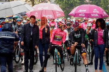 El Primer Ministro italiano Giuseppe Conte en la salida con Roglic y Ackermann.