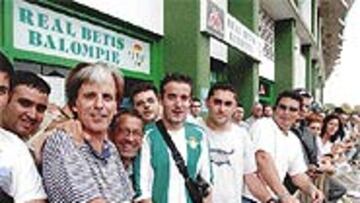 <b>LA ESPERA DE UN BÉTICO ILUSTRE</B>. Kiko Veneno hacía cola como un aficionado más en el estadio esperando canjear su carnet de abonado por una entrada.