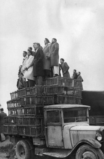 Los seguidores son el alma del fútbol, el jugador número doce. El fútbol desde sus comienzos despertó pasiones y arrastró masas. Seguidores viendo a España en 1936 contra Austria.