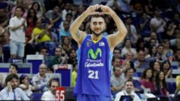 Pietro Aradori se despide de la afición del Estudiantes.