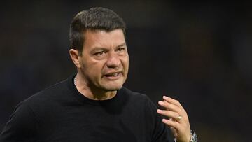 Argentina's Boca Juniors coach Sebasti�n Battaglia gestures during the Copa Libertadores group stage first leg football match between Argentina's Boca Juniors and Bolivia's Always Ready at La Bombonera stadium in Buenos Aires on April 12, 2022. (Photo by Juan Mabromata / AFP)