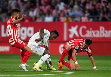 Vinicius Junior entre los jugadores del Girona, Yan Couto y Arnau Martínez