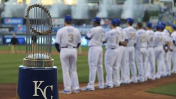 El trofeo del comisionado, que se entrega al ganador de las Series Mundiales, fue gran protagonista del primer partido entre Royals y Mets.