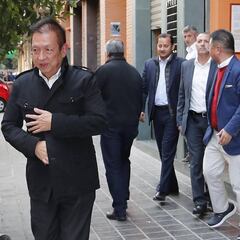 Peter Lim pasa revista con Anil Murthy antes de su regreso