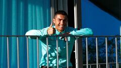 This handout picture released on October 13, 2020 by the Portuguese Football Federation shows PortugalxB4s forward Cristiano Ronaldo giving the thumb up as he watches his teammates training session from a balcony at PortugalxB4s training camp in Oeiras, on the outskirts of Lisbon on October 13, 2020. - Cristiano Ronaldo has tested positive for coronavirus, the Portuguese football federation announced. Ronaldo &quot;is asymptomatic&quot; and &quot;will not play against Sweden&quot; in Wednesday&#039;s Nations League match, the federation said on its website. (Photo by Diogo PINTO / Portuguese Football Federation (FPF) / AFP) / RESTRICTED TO EDITORIAL USE - MANDATORY CREDIT &quot;AFP PHOTO /HANDOUT/ DIOGO PINTO/ FPF&quot; - NO MARKETING - NO ADVERTISING CAMPAIGNS - DISTRIBUTED AS A SERVICE TO CLIENTS