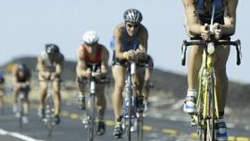 <b>CARRERA BAJO EL SOL. </b>Los triatletas afrontan 180 kilómetros de bicicleta con un sol de justicia.