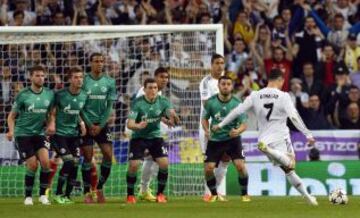 Cristiano Ronaldo en el lanzamiento de una falta directa.