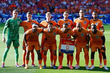 Why does the Netherlands play in orange? Since when?