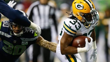 SEATTLE, WA - NOVEMBER 15: Aaron Jones #33 of the Green Bay Packers runs the ball during the first quarter against the Seattle Seahawks at CenturyLink Field on November 15, 2018 in Seattle, Washington.   Otto Greule Jr/Getty Images/AFP
 == FOR NEWSPAPERS,