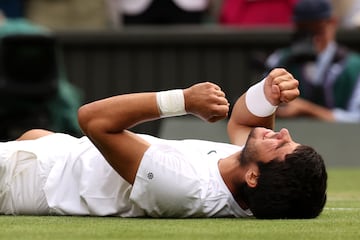 Alcaraz celebra su título de Wimbledon.