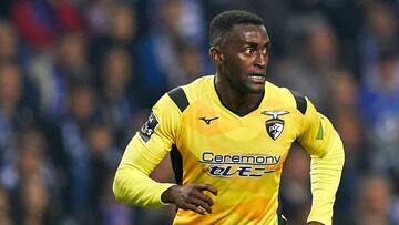 Portimonense rodea a Jackson Martínez tras errar penal ante Porto.