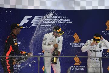 Celebración del primer, segundo y tercer cñlasificado del Gran Premio de Singapur. 