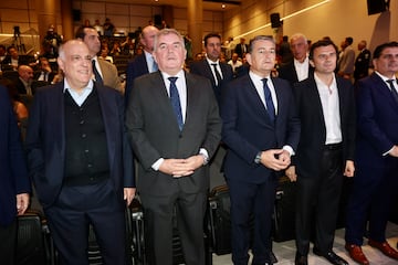 El consejero de la Presidencia, Interior, Dilogo Social y Simplificacin Administrativa, Antonio Sanz (3i), junto a el presidente de la Liga Nacional de Ftbol Profesional, Javier Tebas  (1i); el presidente del Cdiz CF, Manuel Vizcano (2i) y el el alcalde de Cdiz, Bruno Garca (4i), en el acto de presentacin de Sportech City del Cdiz CF a 18 de octubre del 2023 en Cdiz (Andaluca, Espa?a)
18 OCTUBRE 2023
Nacho Frade / Europa Press
18/10/2023