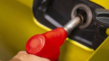 ¿Por qué no se permite usar el teléfono en las gasolineras?