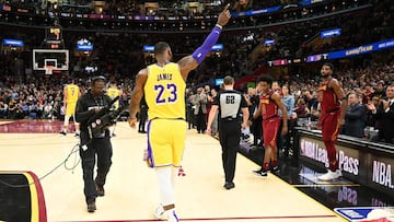 CLEVELAND, OH - NOVEMBER 21: LeBron James #23 of the Los Angeles Lakers recognizes the fans after the Cleveland Cavaliers honored James during a time-out during the first half at Quicken Loans Arena on November 21, 2018 in Cleveland, Ohio. NOTE TO USER: User expressly acknowledges and agrees that, by downloading and/or using this photograph, user is consenting to the terms and conditions of the Getty Images License Agreement.   Jason Miller/Getty Images/AFP
 == FOR NEWSPAPERS, INTERNET, TELCOS &amp; TELEVISION USE ONLY ==