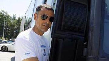 <b>SOLO PARA DORMIR. </b>Javi López en el momento de subirse al autobús para ir al hotel de Costa Ballena junto a la plantilla.